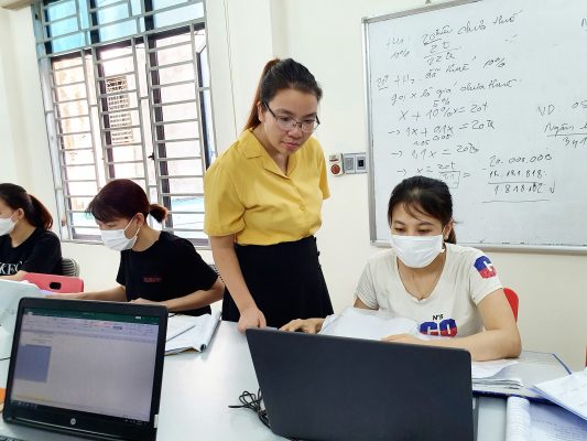 Học tin học ở Thanh Hóa Trung tâm đào tạo kế toán thực tế- tin học văn phòng ATC liên tục mở các khóa Học tin học văn phòng tại Thanh Hóa, giúp các bạn học viên có nhu cầu học tin học văn phòng ở Thanh Hóa có thêm nhiều cơ hội học tập, trau dồi thêm nhiều kỹ năng hữu dụng, áp dụng sát thực tế công việc. ATC được đánh giá là trung tâm tin học văn phòng tại Thanh Hóa có số lượng học viên đông đảo. và thường xuyên nhận cơn mưa lời khen của học viên sau mỗi khóa học. Không chỉ chuyên đào tạo, ATC chúng tôi còn hướng đến giá trị chia sẻ kiến thức hữu ích. Với mong muốn phổ cập tới động đảo mọi người những kiến thức hay ho của tin học văn phòng. Cùng theo dõi trang của ATC để thường xuyên cập nhật các kiến thức hay các bạn nhé! Trong bài viết hôm nay, ATC xin chia sẻ cùng các bạn về chủ để: Thanh công cụ trong Excel là gì? Thanh công cụ trong Excel/Word còn được gọi là thanh Ribbon. Trong giao diện máy tính, thanh công cụ là dải biểu tượng nằm ở phía trên vùng bảng tính, nó là một thanh công cụ phức tạp có chứa các lệnh để hiệu chỉnh bảng tính, công thức hay hàm…