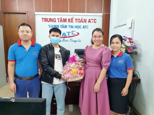 Học kế toán tại Thanh Hóa Ngày 20/11 tại trung tâm đào tạo kế toán- tin học uy tín hàng đầu tại Thanh Hóa Trung tâm ATC- Tự hào 10 năm truyền lửa đam mê nghề kế toán cho biết bao thế hệ học viên. HẠNH PHÚC của Người đưa đò trong ngày 20/11...