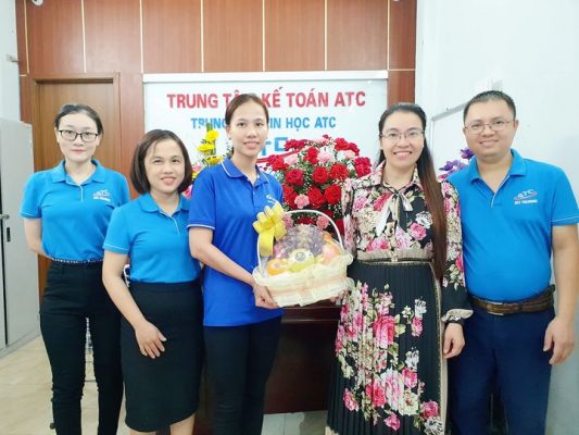 Trung tam ke toan tai thanh hoa Bánh chưng xanh bên dưa hấu đỏCành mai vàng bên cành đào xinhTết năm nay chúng ta thêm một tuổiCho tôi