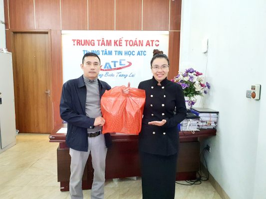 Trung tâm tin học văn phòng ở Thanh Hóa Học viên lặn lội từ Quan Hóa xuống tặng quà ATC CHẤT LƯỢNG và sự NHIỆT TÂM của thầy cô ATC